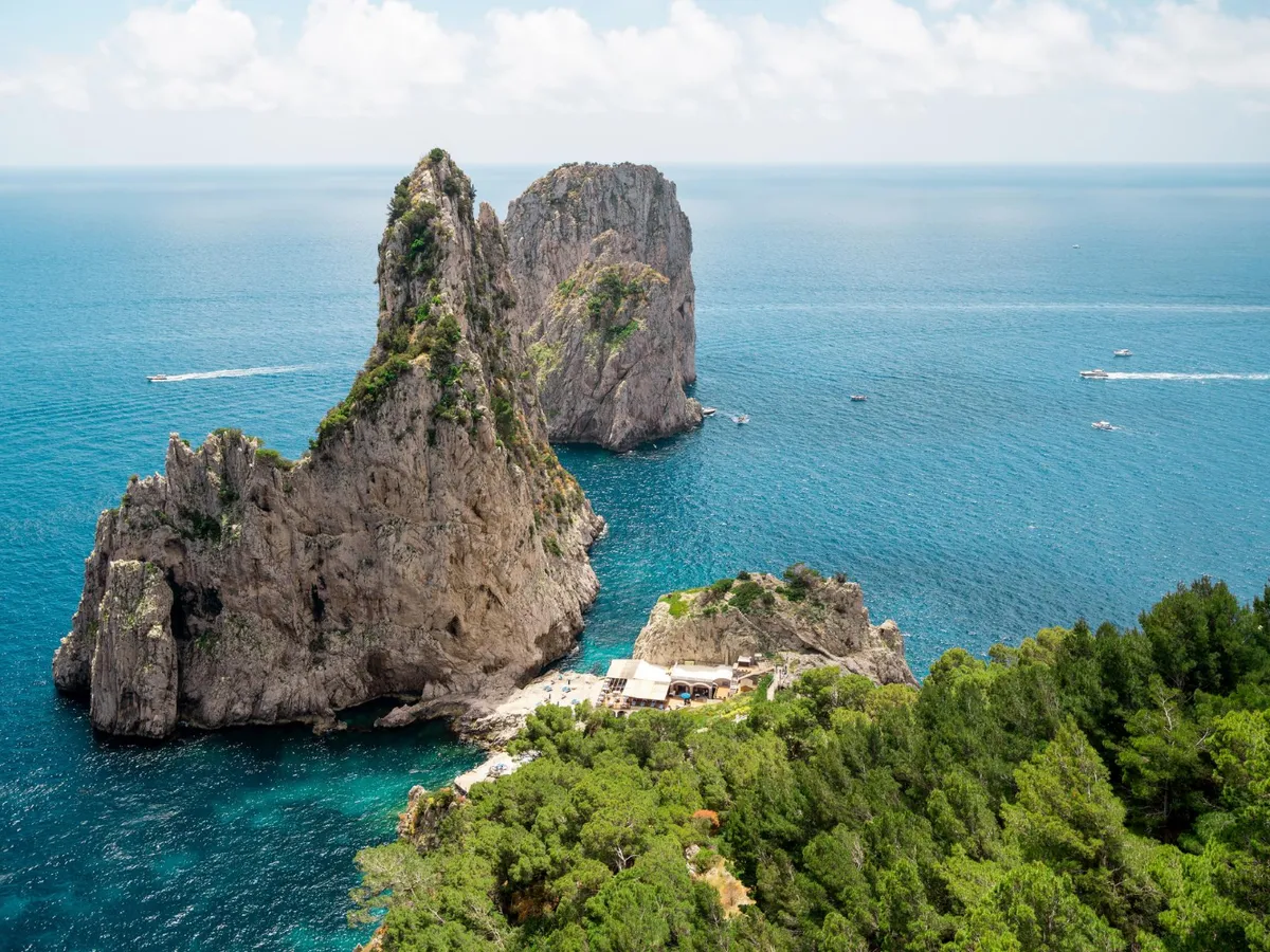 Misterul comorii ascunse sub o insulă din Mediterană. Ce vrea, de fapt, Europa să scoată la suprafață?