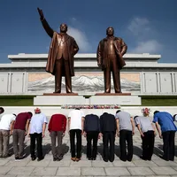 Nord-coreenii se închină la statuile dictataorilor Kim Foto: Guliver/ Getty Images