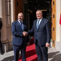 Vest bună pentru românii stabiliți în Spania. Ciucă: „Pot avea, din acest an, dublă cetăţenie” - Foto: Facebook/ Nicolae Ciucă