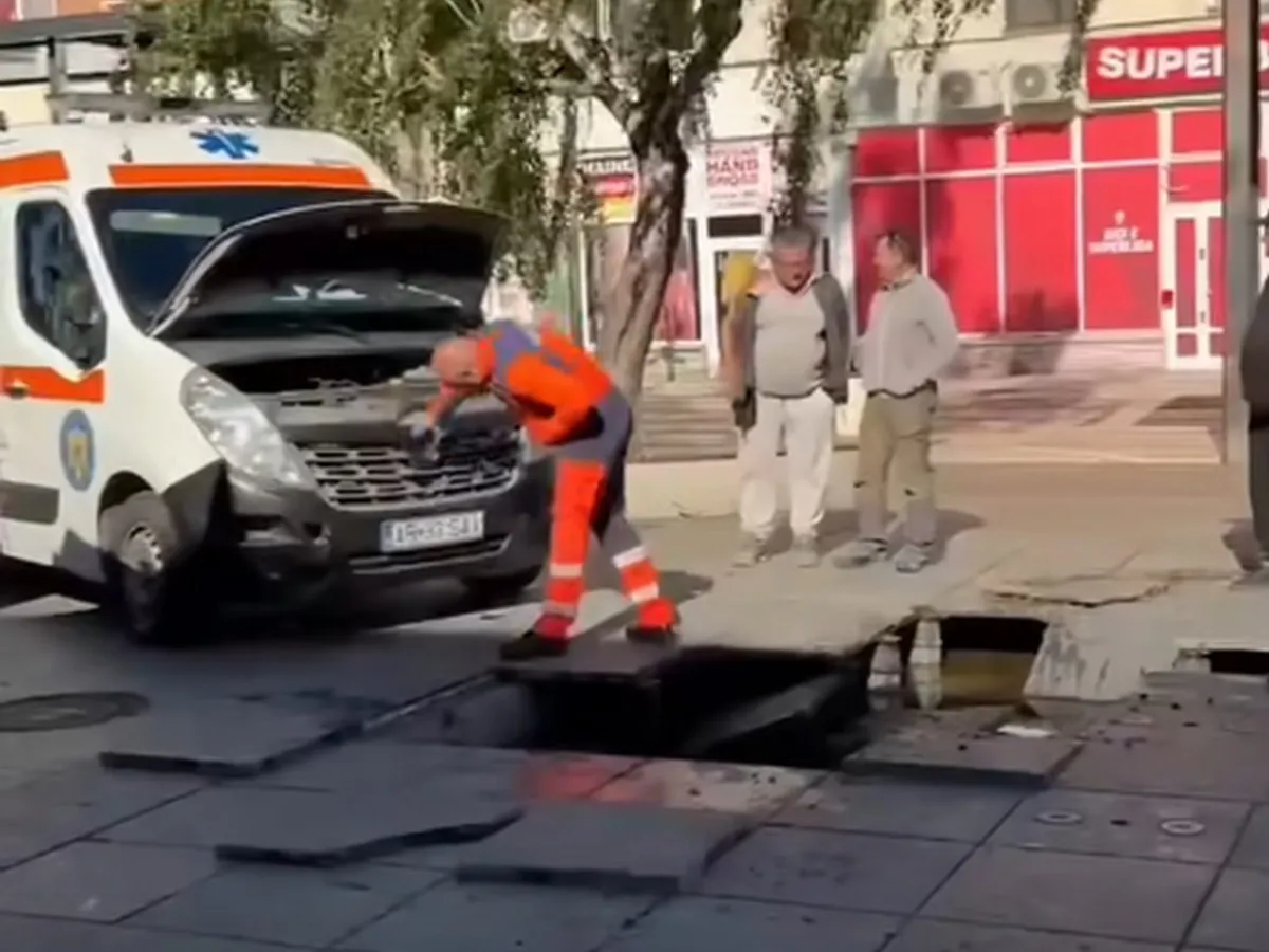 VIDEO „Dorel” șofer de ambulanță a scurtat drumul pe o alee pietonală și a stricat o fântănă arteziană