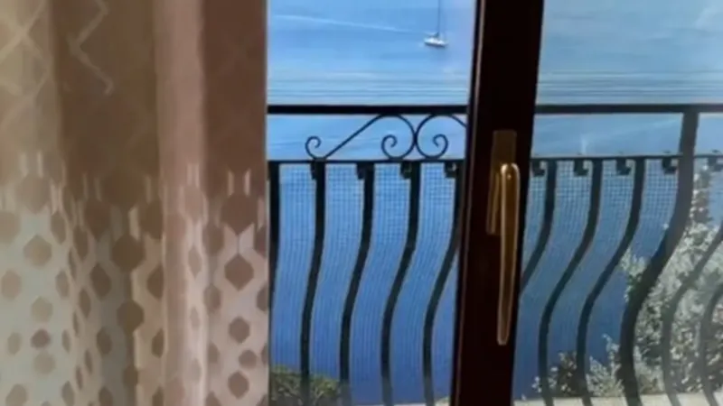 FOTO Cum a fost înșelată o turistă care și-a luat „cameră cu vedere la mare”. Ce a descoperit? - Foto: New York Post