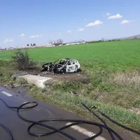 O mașină electrică a luat foc pe străzile din Iași. Când au venit pompierii era făcută scrum Foto: ISU Iași