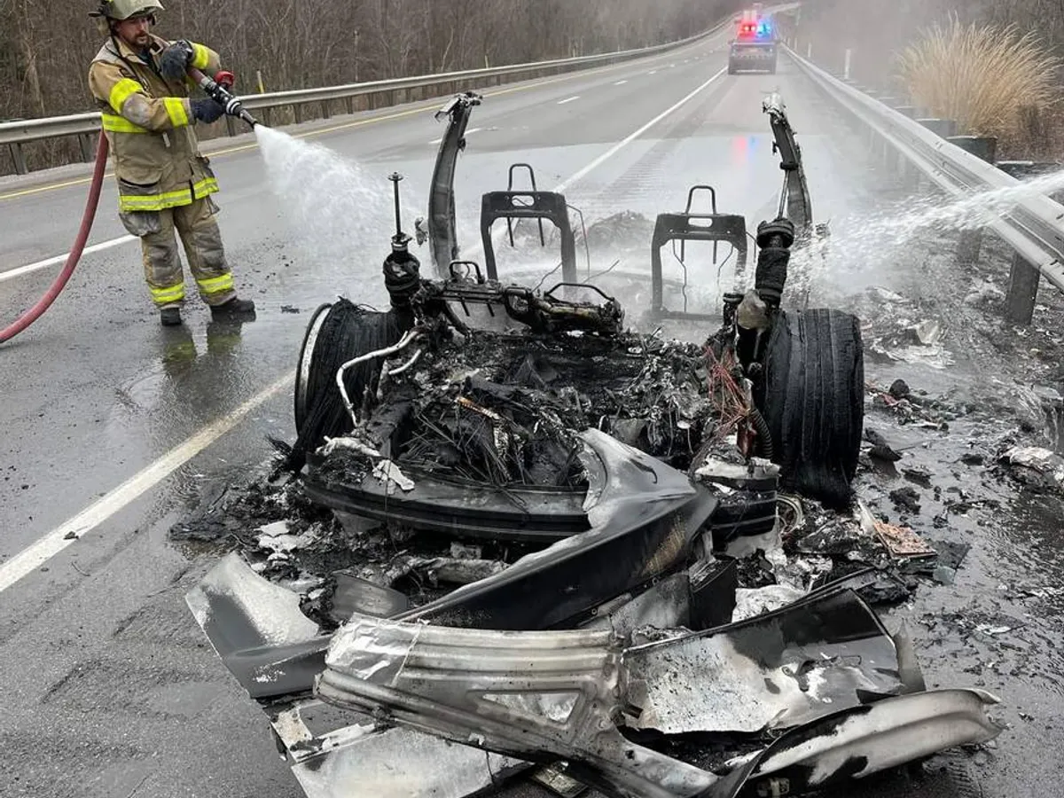 Pentru o Tesla, pompierii au folosit 45.000 litri de apă. / Foto: Morris Township Volunteer Fire Company 1