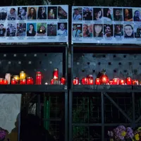În fața clubului Colectiv, oamenii aprind lumânări în memoria victimelor incendiului. FOTO: Inquam Photos - Bogdan Buda