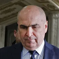 Ilie Bolojan, întâlnire cu președintele Macron. A ajuns la Paris cu un avion de linie - Foto: INQUAM PHOTOS/Malina Norocea