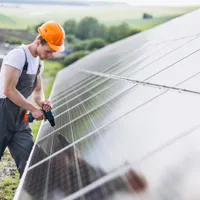 Escrocherie periculoasă cu panouri fotovoltaice. Ce au mai inventat escrocii? Atenție la prețuri - Foto: Freepik (rol ilustrativ)