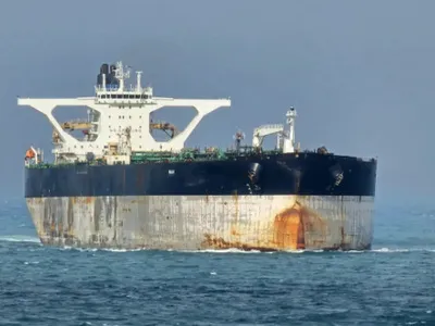 SUA iau în calcul confiscarea navei „Marinera”, parte din flota-fantomă a lui Putin. Rusia a trimis un submarin pentru escortă