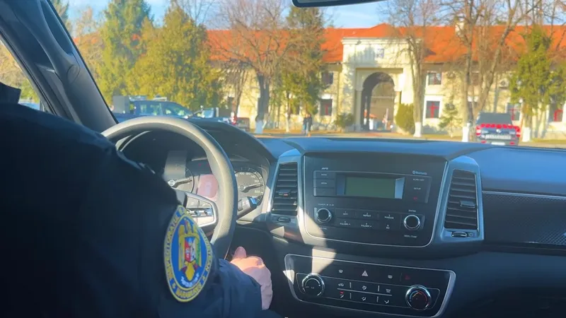 Jandarmeria s-a dotat cu 51 de pick-up-uri. Girofarul, goarna și troliul au dublat prețul - Foto: captură video