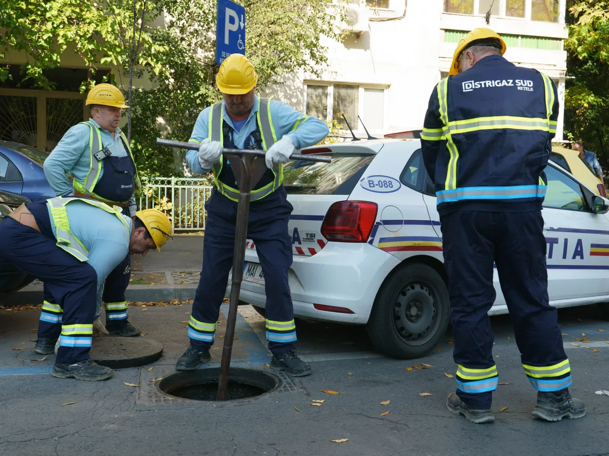 Operatori Distrigaz după explozie - FOTO Inquam Photos / Tudor Pană