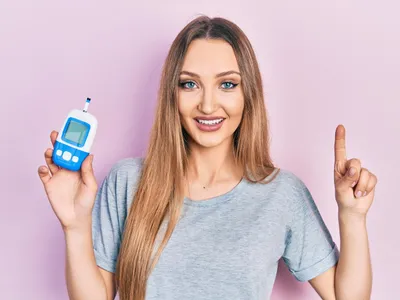 Femeie care își măsoară glicemia - Foto: Magnific.com (Imagine cu rol ilustrativ)