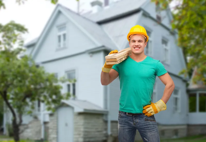 Bărbat care lucrează &icirc;n construcții - Foto: Magnific.com (Imagine cu rol ilustrativ)