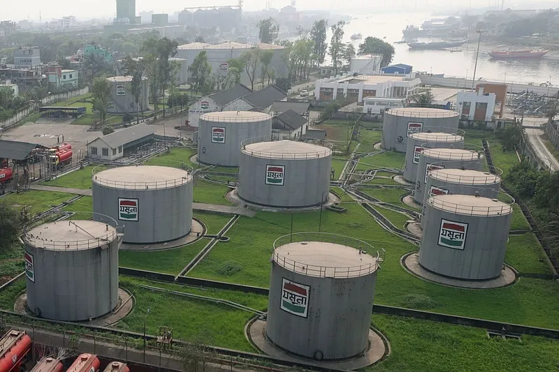 Toată lumea este afectată. Depozit de petrol &icirc;n Dhaka, Bangladesh - Foto: Profimedia Images (Imagine cu caracter ilustrativ)