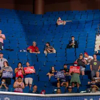 Locurile au rămas goale în sala în care urma să aibă loc evenimentul pro Trump. Foto New York Times