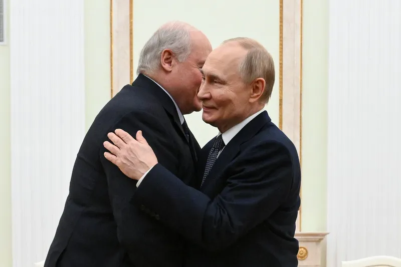 Vladimir Putin și Alexandr Lukașenko, președintele Belarus, aliați &icirc;n războiul &icirc;mpotriva Ucrainei - Foto: Profimedia Images (imagine cu rol ilustrativ)