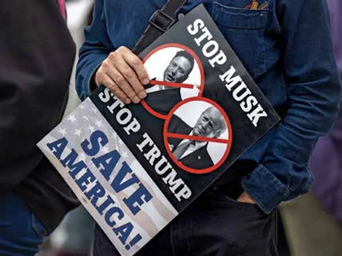 PROTESTE A devenit aproape la modă să refuzi să susții afacerile deținute de Musk, scrie Silverman. Imagini de la un miting în fața unui dealer Tesla, în luna mai