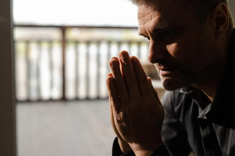 Bărbat care se roagă - Foto: Freepik (Imagine cu rol ilustrativ)