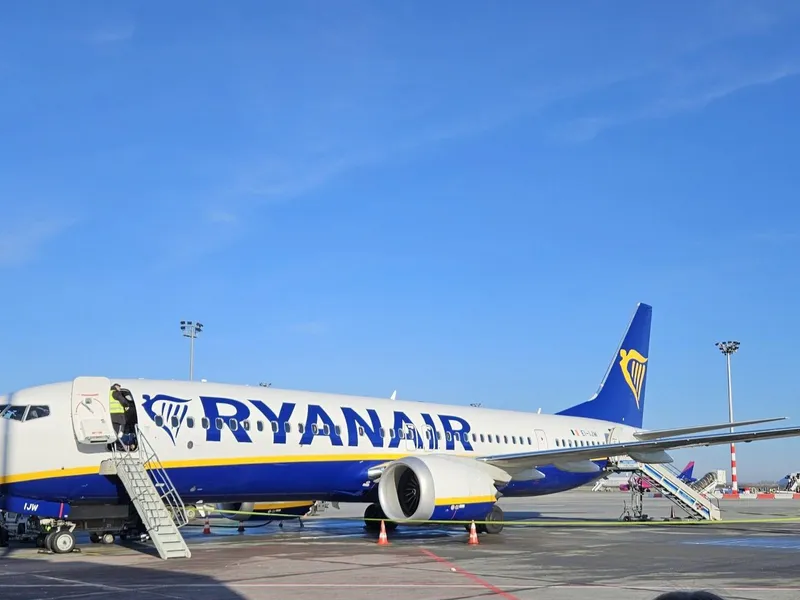 Compania low cost iubită de români dă amendă de 500€ dacă faci asta în avion. Mergi și în instanță - Foto: Fb