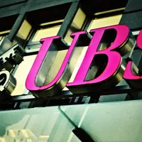 Banca elveţiană UBS ar fuziona cu Credit Suisse în această seară, pe fondul temerilor de contagiune - Foto: Wikimedia/twicepix/CC BY-SA 2.0