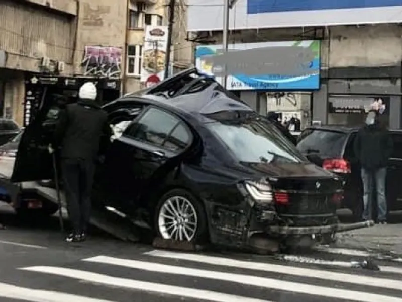 Urmărit de polițiști, un șofer a intrat cu mașina într-un stâlp, în centrul Capitalei. Foto: Facebook/ InfoTrafic București și Ilfov