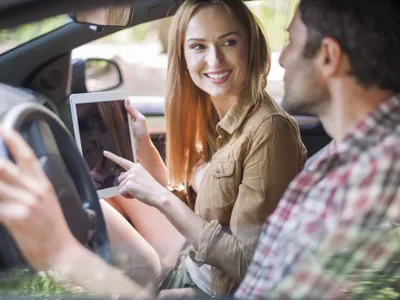 Tânără doamnă folosind servicii de ride-sharing - Foto: Freepik/gpointstudio