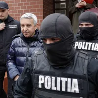 Dan Diaconescu, bănuit că ar fi avut relații cu două gemene minore, a fost ridicat de la locuința sa de polițiști Foto: INQUAM Photos/Octav Ganea