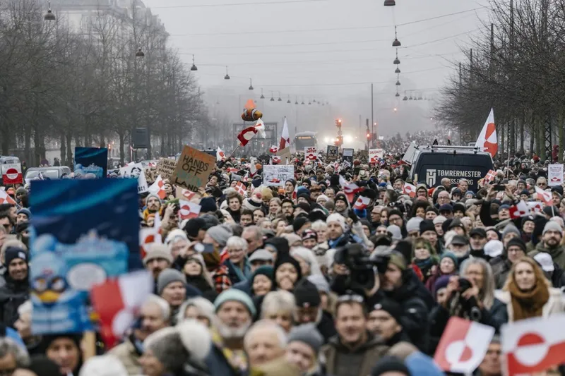 Manifestanţi &icirc;n Copenhaga exprim&acirc;ndu-i solidaritatea cu Groenlanda - Foto: Profimedia Images
