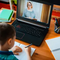 Alte 200 de școli au trecut în online în 24 de ore. 61% dintre elevii bucureșteni învață de acasă / School Education