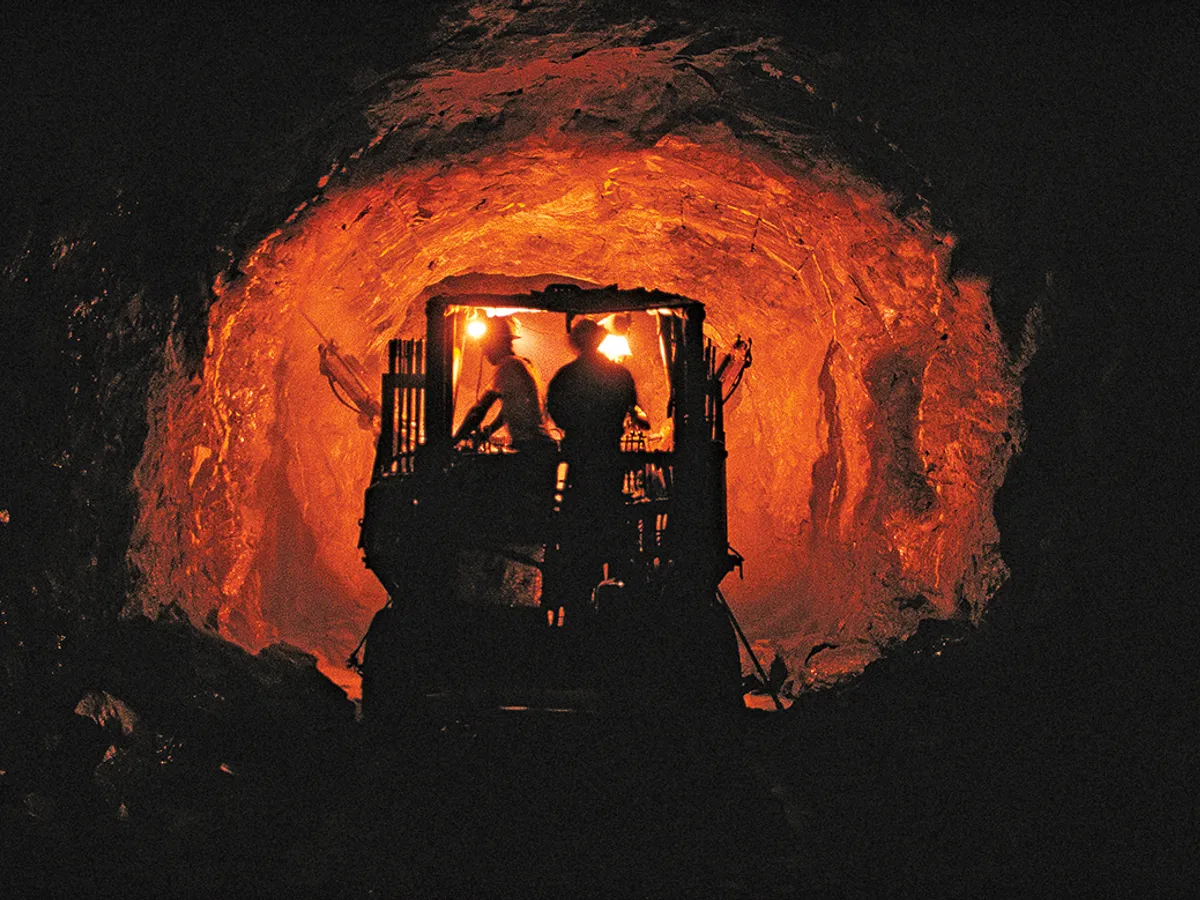 FĂRĂ EGAL  Echipamentul de siguranță și de excavare disponibil în mina Kipushi Corporation (KICO) este net superior resurselor disponibile pentru minerii artizanali aflați la doar câțiva pași distanță