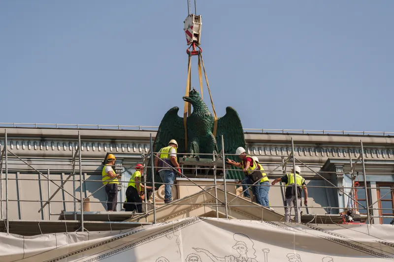 Universitatea din București a reamplasat s&acirc;mbătă, 8 august 2026, vulturul și cei doi grifoni - Foto: Arhiva
