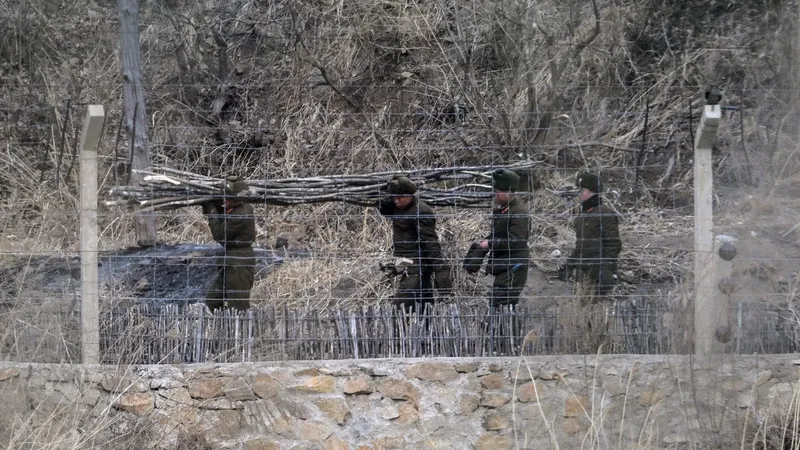 Coreea de Nord, gată să pornească războiul cu Sudul. Soldații lui Kim au trecut DMZ. Au tras cu arma - Foto: Profimedia images - Caracter ilustrativ