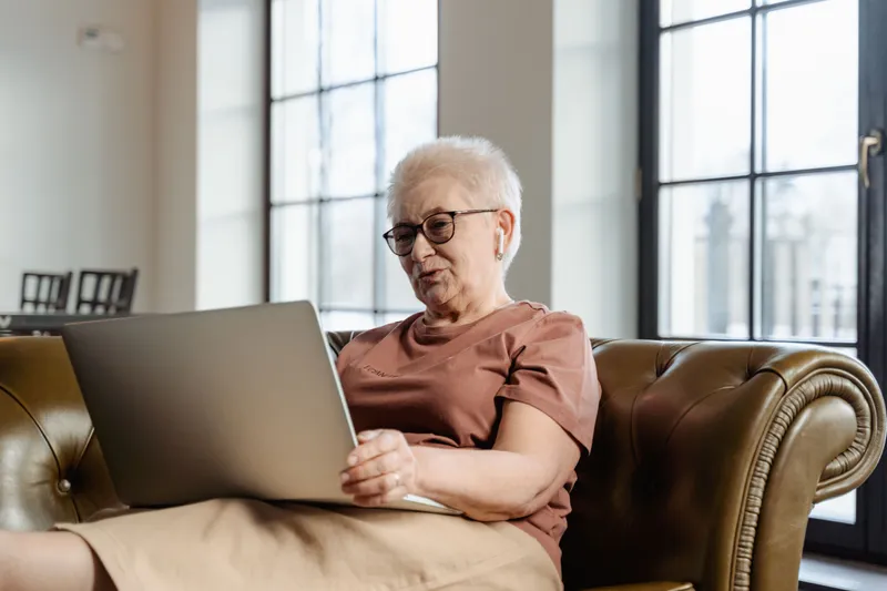 Pensionară la laptop Foto: Pexels (imagine cu rol ilustrativ)