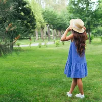 Copil în grădină - Foto: Freepik