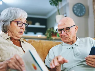 Pensionari la pensie în casă discutând - Foto: Freepik