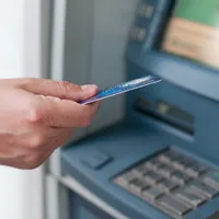Românii care retrag sume mari de bani de la bancomat, supravegheați. Ce sume intră în vizorul ANAF? - Foto: Freepik (Imagine cu rol ilustrativ)