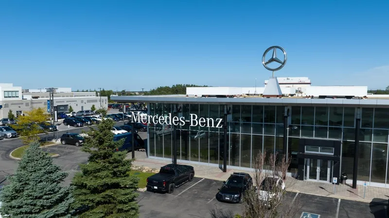 Mercedes se pregătește de criză? Vrea să își vândă de dealerii și serviceurile din Germania - Foto: Profimedia Images - Rol ilustrativ