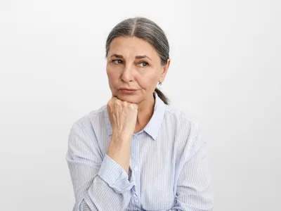 Pensionară, supărată la pensie - Foto: Freepik