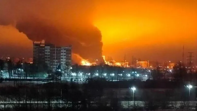 Rusia, zguduită de explozii după un atac cu drone. Flăcări la o fabrică din Leningrad - Foto: X/ @Maks_NAFO_FELLA