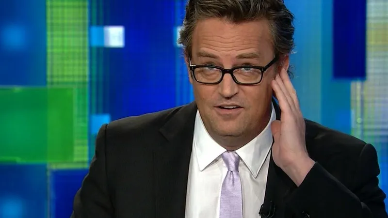 A murit Chandler Bing din serialul Friends. Matthew Perry a fost găsit în cadă, avea 54 de ani - Foto: captură video CNN