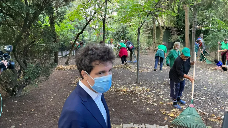 Nicușor Dan vrea să curețe parcul Cișmigiu. FOTO: Facebook