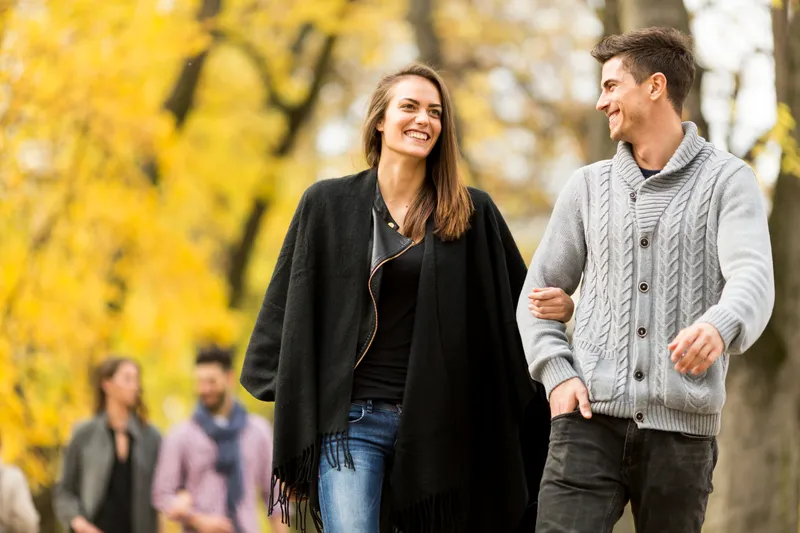 Cuplu care se plimbă - Foto: Freepik (rol ilustrativ)