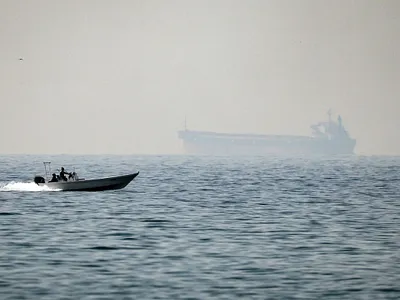 O barcă cu motor navighează de-a lungul țărmului, în Strâmtoarea Hormuz, în emiratul nordic Ras Al Khaimah - Foto: Profimedia Images