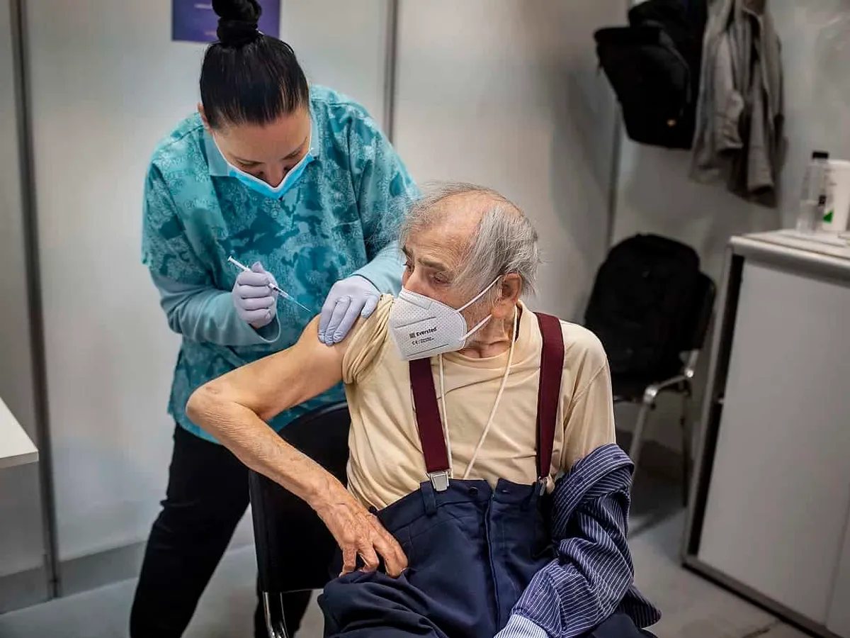 Petre Negut (91) receiving the Pfizer-BioNTech COVID-19 vaccine at Romexpo in Bucharest, Romania Photo: Mugur VARZARIU/Getty Images/Newsweek