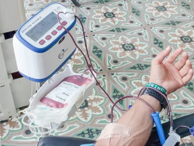 Colector de sânge ataşat de braţul unui donator - Foto: Pexels/FRANK MERIÑO