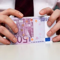 "Rețeta succesului" găsită de un consilier a lui Câciu. Contracte cu statul de 75.000 euro pe oră - Foto: Profimedia images