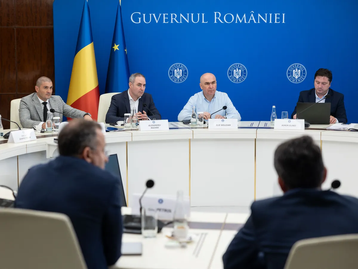 Guvernul pregătește noi măsuri pentru carburanți. Bolojan și Nazare au discutat cu distribuitorii