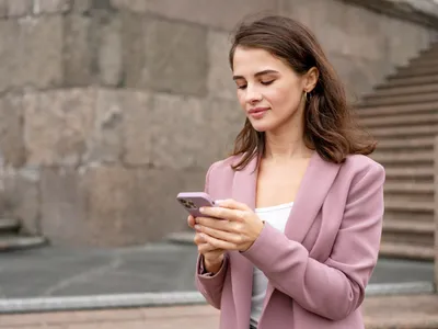 Femeie pe telefon - Foto: Freepik