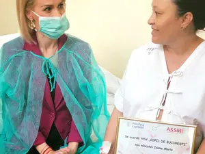 Gabriela Firea s-a fotografiat cu prima mamă care a născut un copil după ce a fost beneficiara unui tratament de fertilizare in vitro, sponsorizat de Primăria Capitalei, în valoare de 3.500 de euro. Sursa foto: Facebook Gabriela Firea