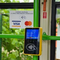 Bucureștenii vor putea plăti direct cu cardul în toate mijloacele mijloacele de transport în comun/FOTO: Facebook/STB