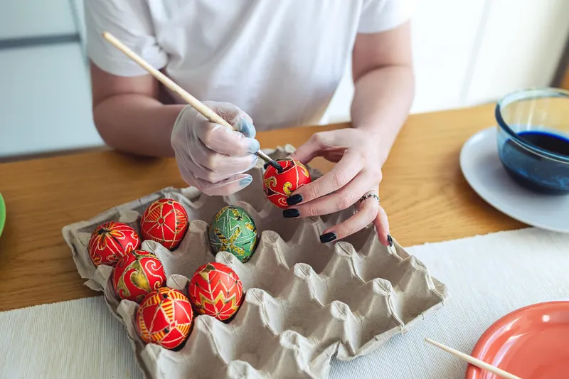 Persoană care vopsește ouăle - Foto: Freepik (Imagine cu rol ilustrativ)