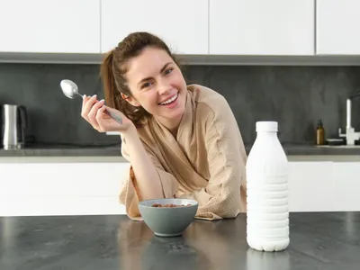 Tânără gustând produse Nestle - Foto: Freepik (Imagine cu rol ilustrativ)